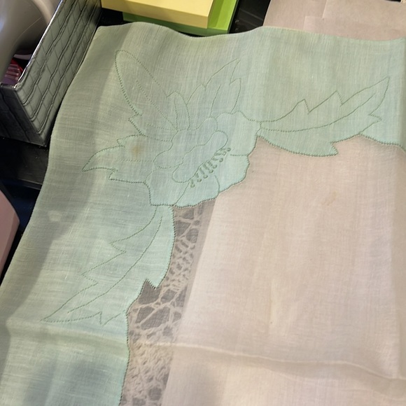 Vintage square table cloth with matching tea towels, 34x 32, - Picture 5 of 9